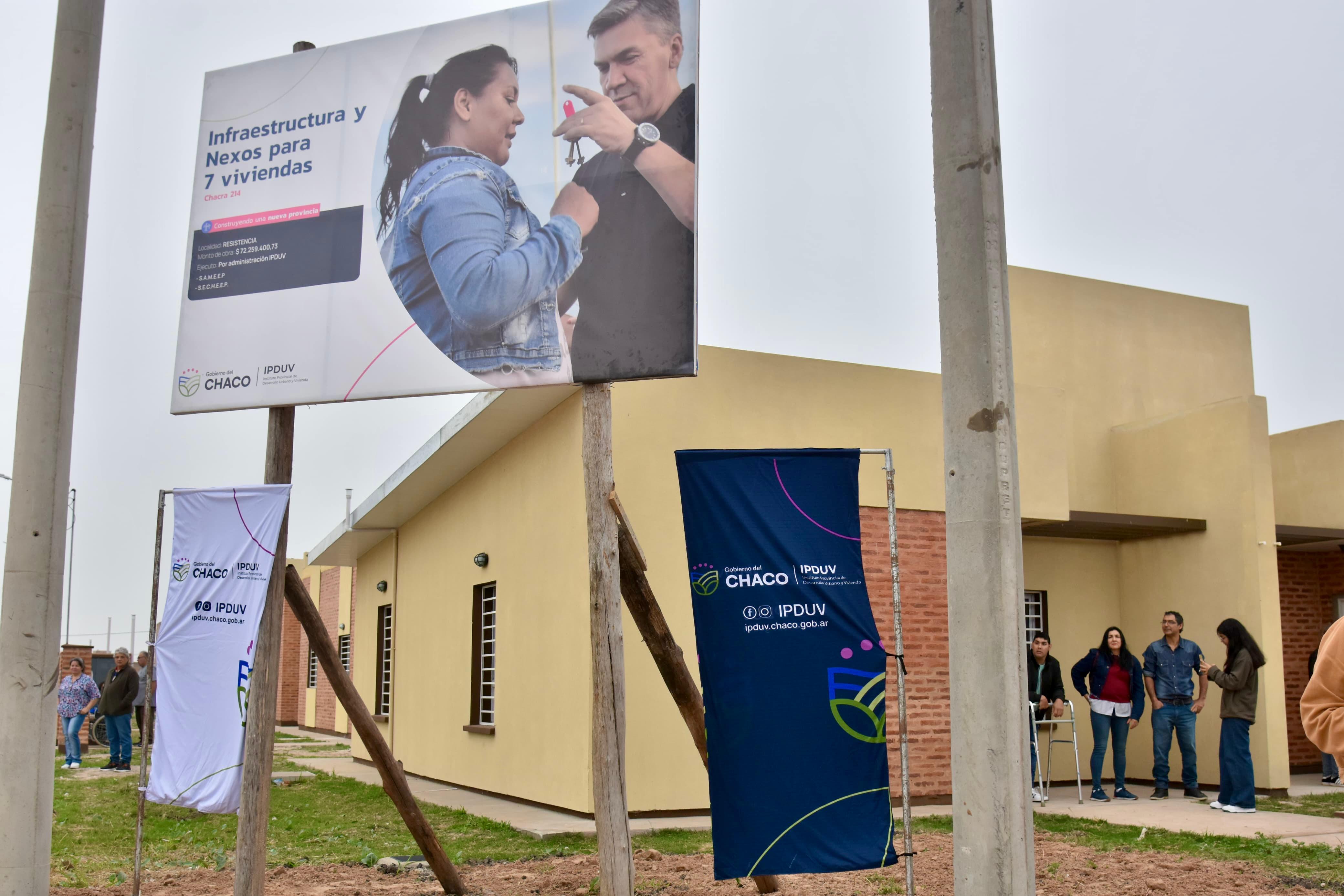 RESISTENCIA: EL GOBERNADOR ZDERO ENTREGÓ VIVIENDAS EN LA CHACRA 214