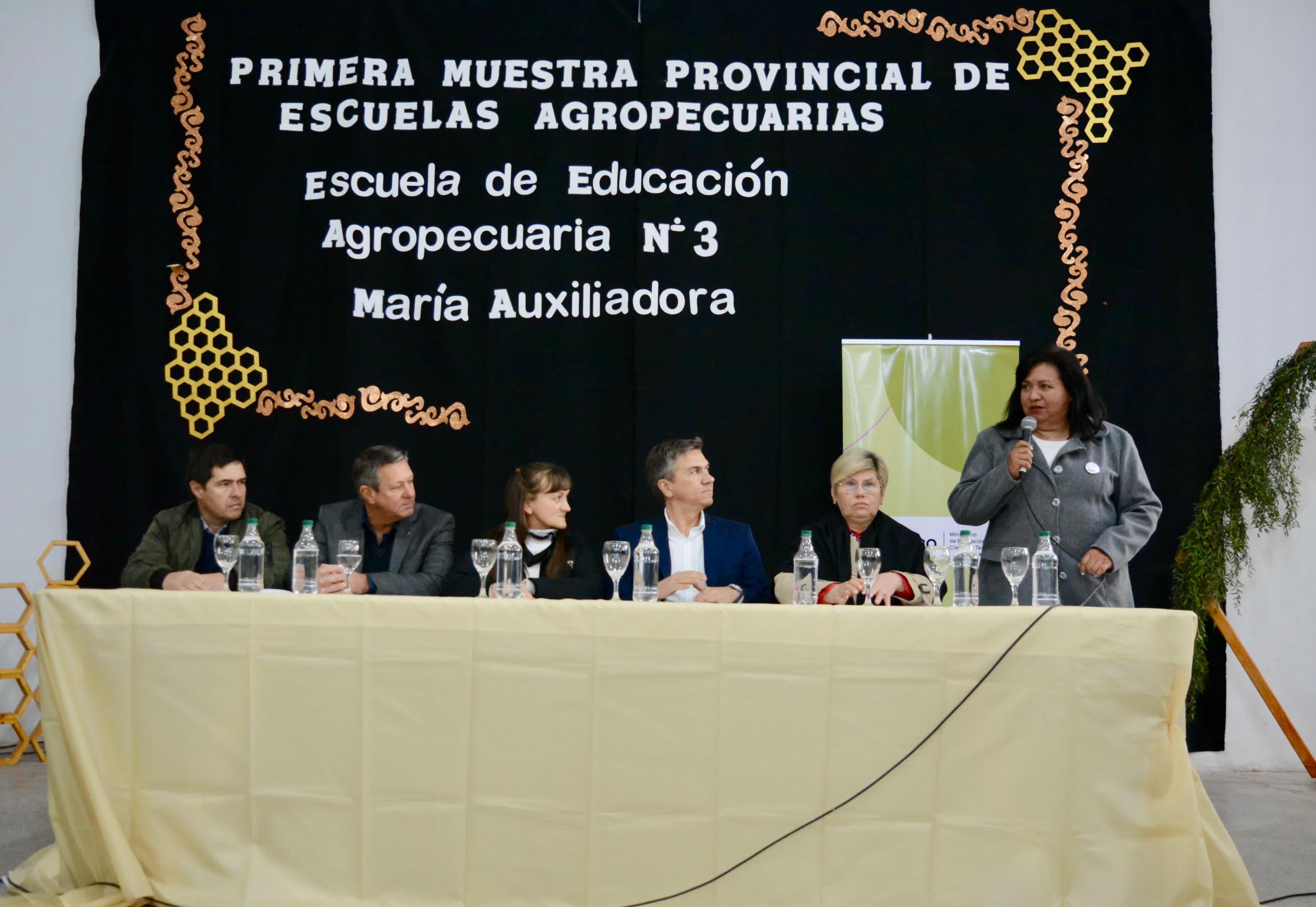 CHARATA: EL GOBERNADOR ZDERO ACOMPAÑÓ HOY LA MUESTRA DE ESCUELAS AGROPECUARIAS Y ENTREGÓ MATERIALES PARA PRODUCCIÓN APÍCOLA