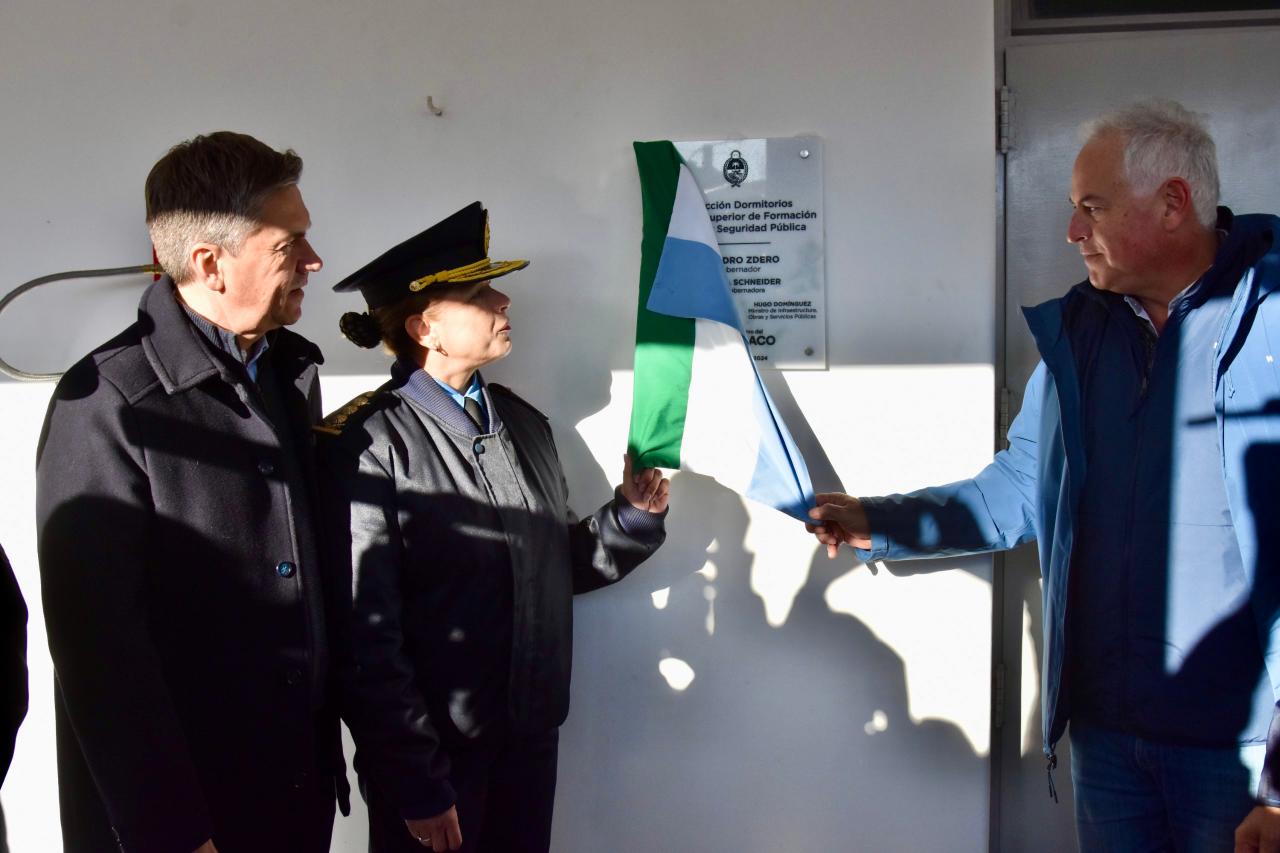 EL GOBERNADOR ZDERO DIO LA BIENVENIDA HOY A LOS 400 FUTUROS AGENTES QUE INICIAN SU FORMACIÓN EN LA ESCUELA DE POLICÍA