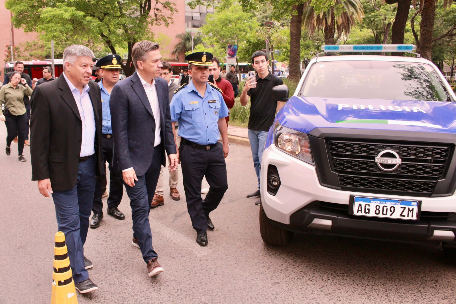 EL GOBERNADOR ZDERO ENTREGÓ PATRULLEROS Y MOTOS PARA COMISARÍAS DE RESISTENCIA Y EL INTERIOR