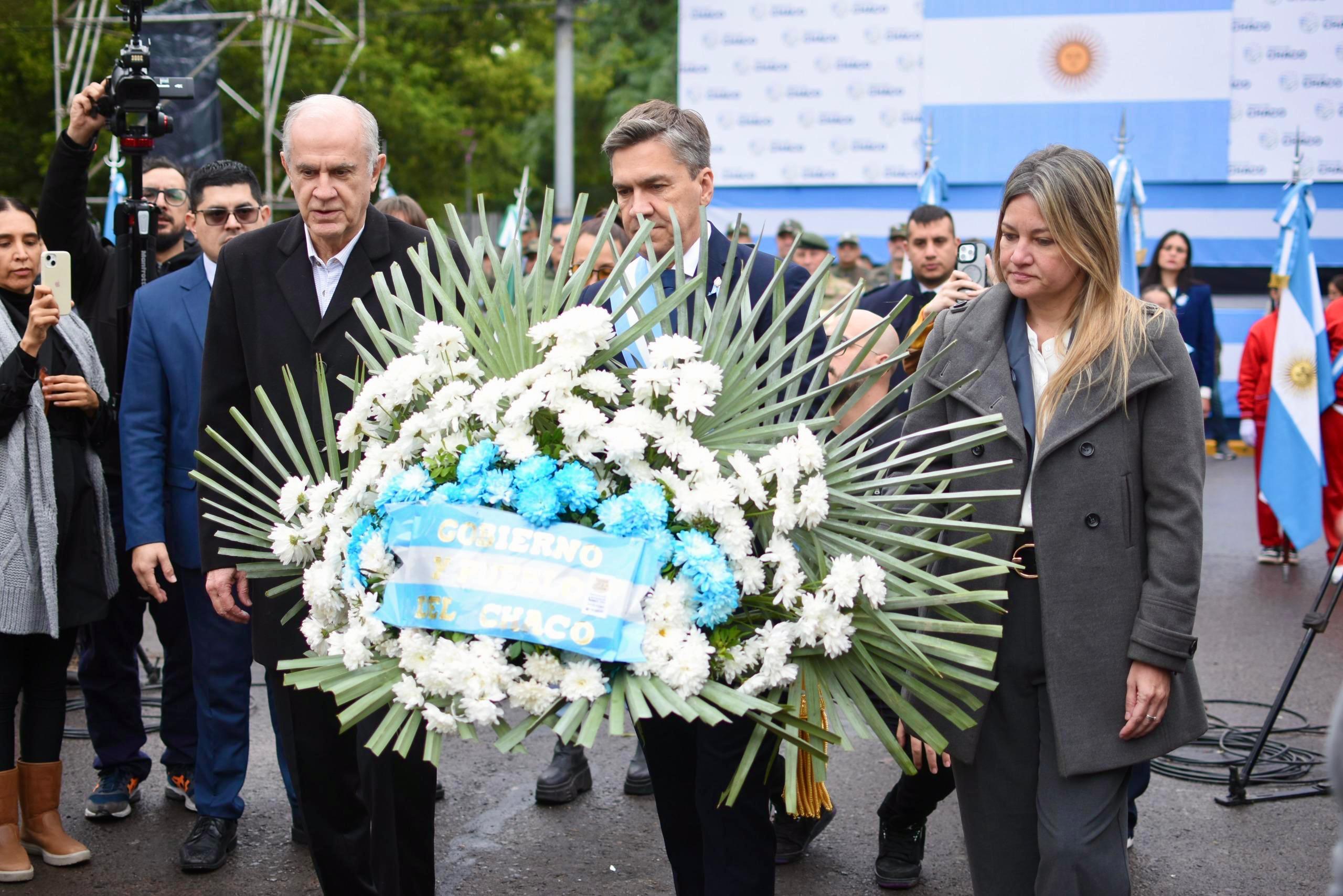 LA LLOVIZNA NO DETUVO EL HOMENAJE A BELGRANO, PERO LA PROMESA SE REPROGRAMÓ POR REGUARDO DE LOS ALUMNOS