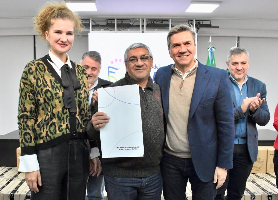 EL GOBERNADOR ZDERO ENTREGÓ EQUIPOS INFORMÁTICOS PARA REGISTROS CIVILES DE TODA LA PROVINCIA