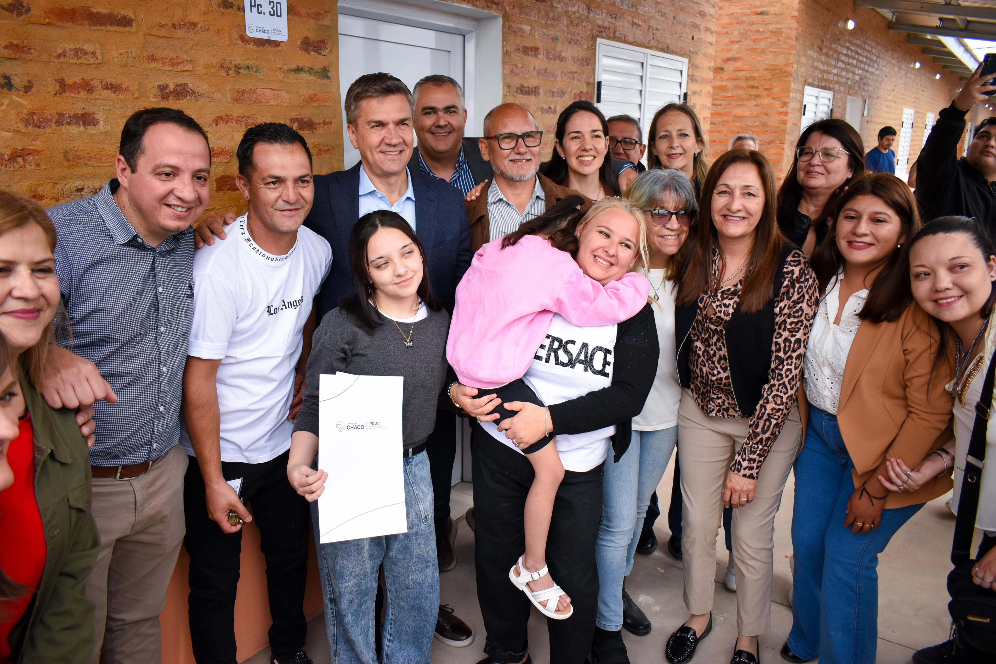 ZDERO ENTREGÓ VIVIENDAS Y TÍTULOS DE PROPIEDAD EN SANTA SYLVINA: “ESTAMOS DEVOLVIENDO LA CONFIANZA QUE NOS HAN DEPOSITADO”