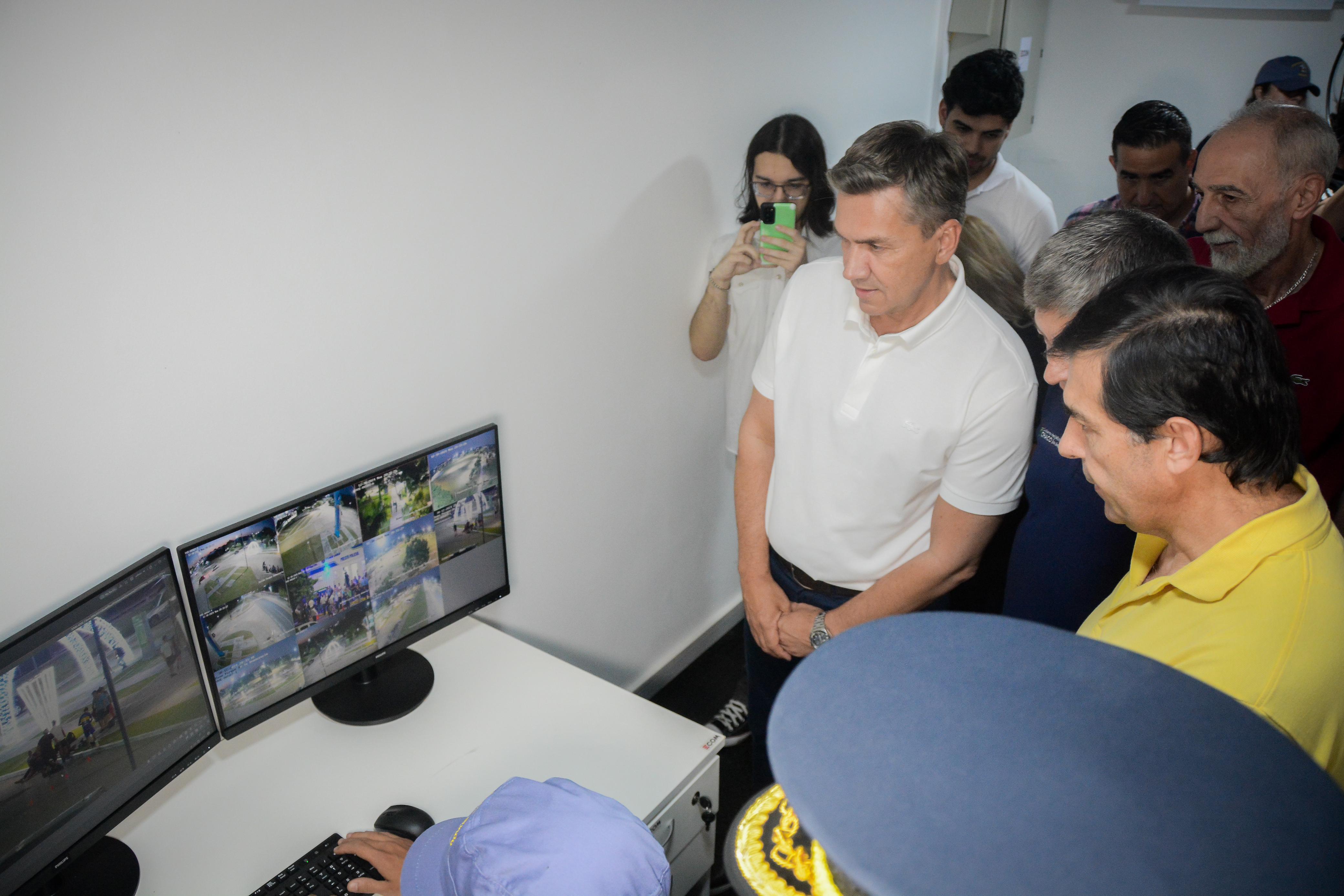 MÁS SEGURIDAD PARA RESISTENCIA: EL GOBERNADOR ZDERO INAUGURÓ UN DESTACAMENTO POLICIAL Y UN CENTRO DE MONITOREO CON 11 CÁMARAS EN EL PARQUE DE LA DEMOCRACIA