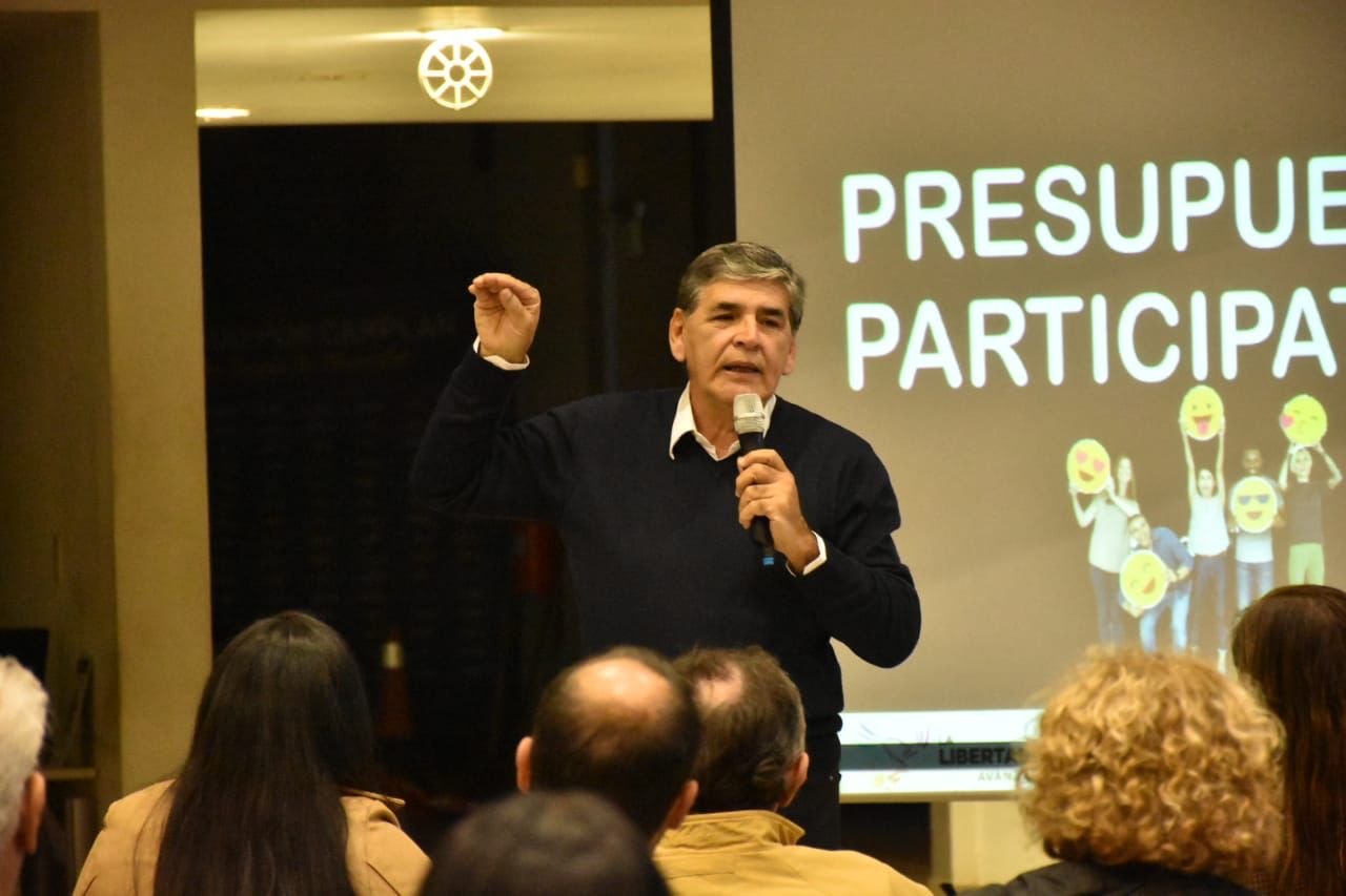 Carlos Alabe presentó su plataforma electoral ante un grupo de empresarios y profesionales