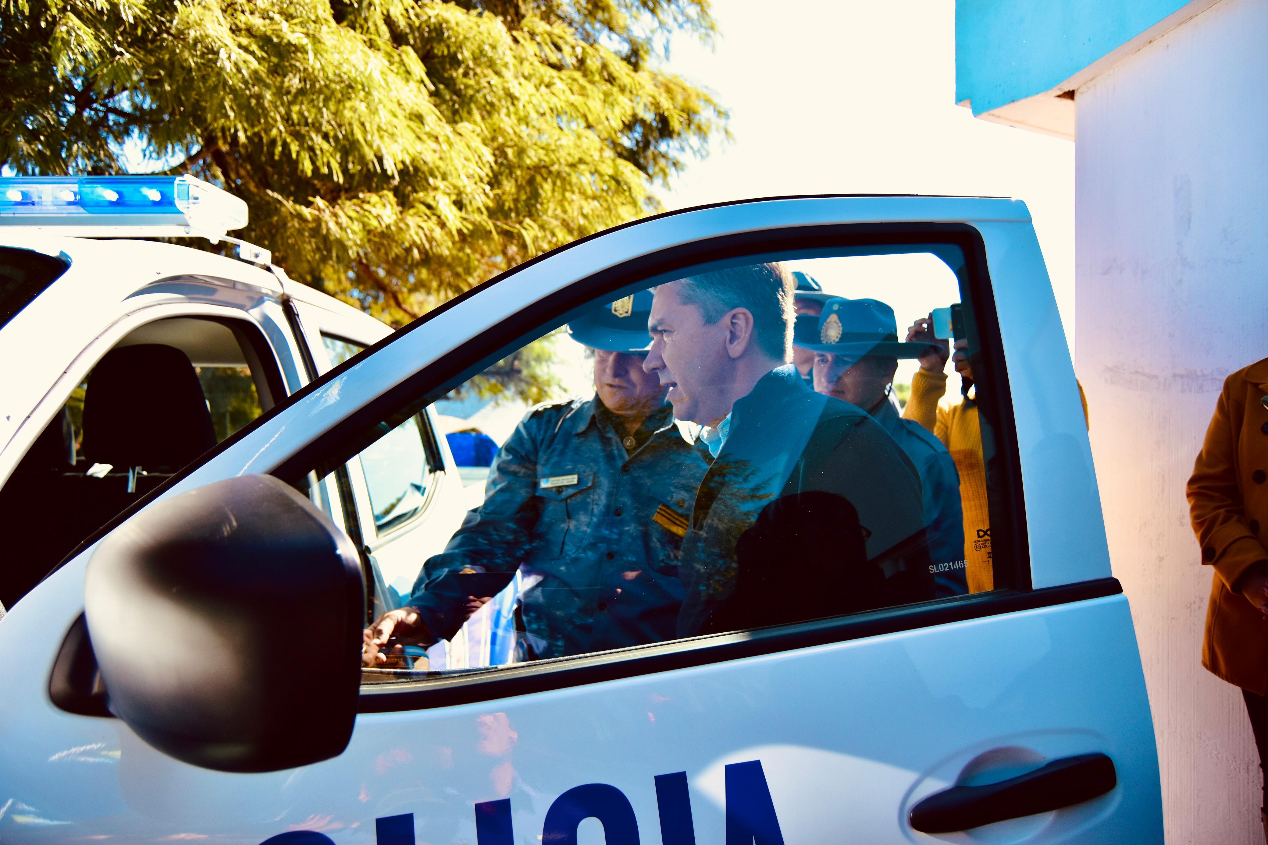 PLAN INTEGRAL DE SEGURIDAD: EL GOBERNADOR ZDERO ENTREGÓ UN NUEVO VEHÍCULO PARA EL DESTACAMENTO RURAL “LA CHIQUITA” DE SÁENZ PEÑA