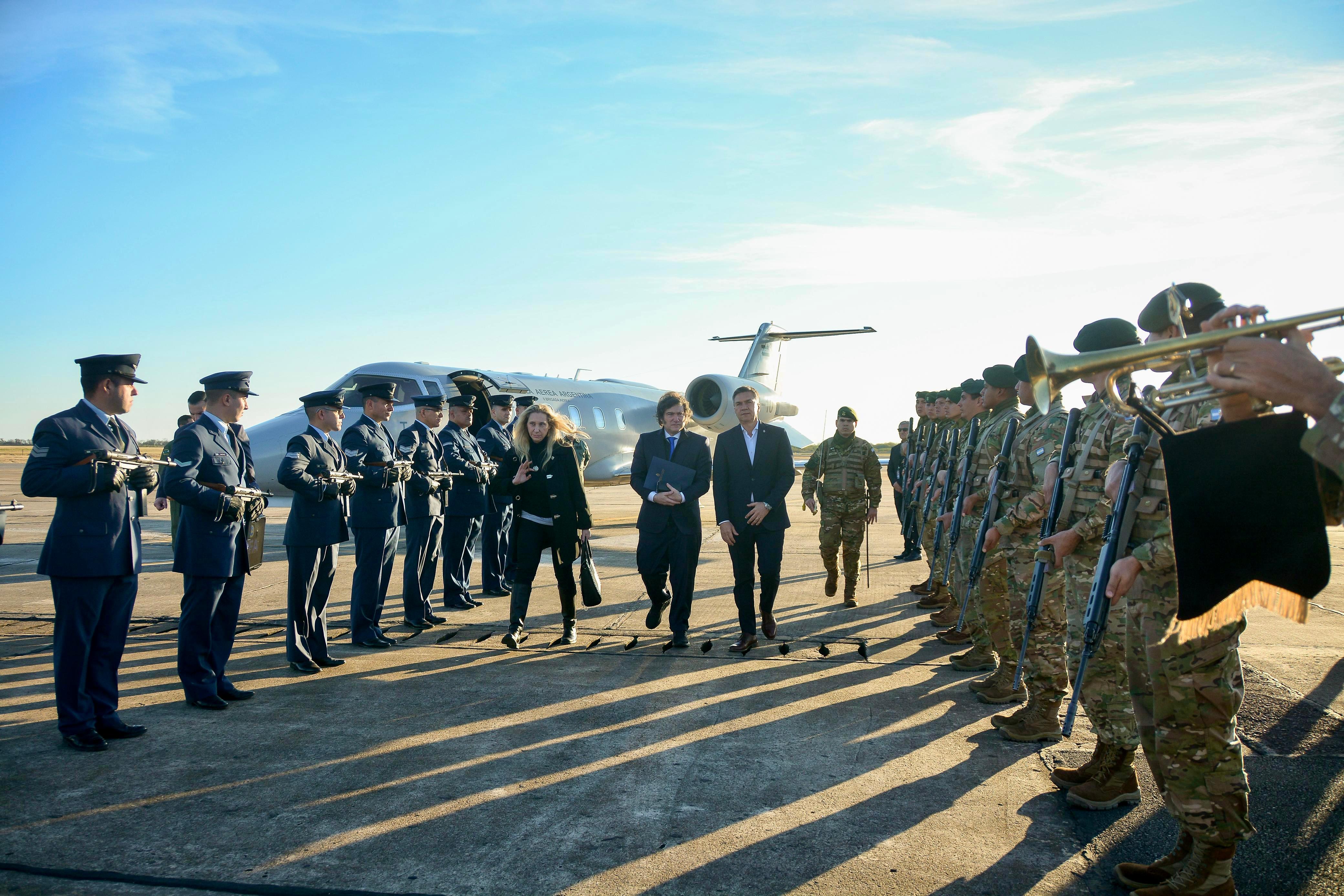 AEROPUERTO DE RESISTENCIA: EL GOBERNADOR ZDERO RECIBIÓ AL PRESIDENTE DE LA NACIÓN JAVIER MILEI