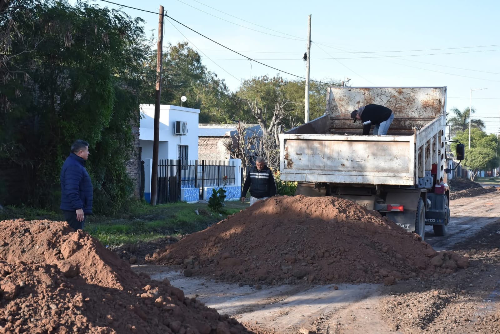 CONTINÚAN LOS TRABAJOS DE RIPIADO Y COMPACTACIÓN EN CALLES DE VILLA ÁNGELA