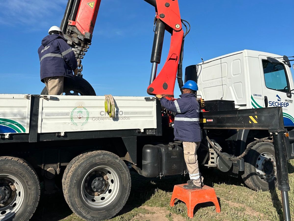 _Obras estratégicas para el sudoeste chaqueño_  *CONSTRUYEN NUEVA LÍNEA DE MEDIA TENSIÓN ENTRE VILLA ÁNGELA Y DU GRATY PARA ABASTECER DIRECTAMENTE A SANTA SYLVINA*