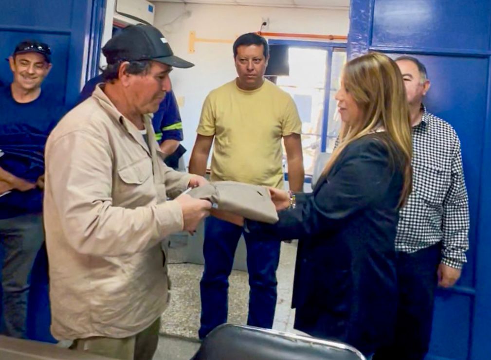 SE ENTREGÓ NUEVA INDUMENTARIA A AGENTES DE LA SUBSECRETARÍA DE TRANSPORTE Y DE LA DELEGACIÓN DE SÁENZ PEÑA