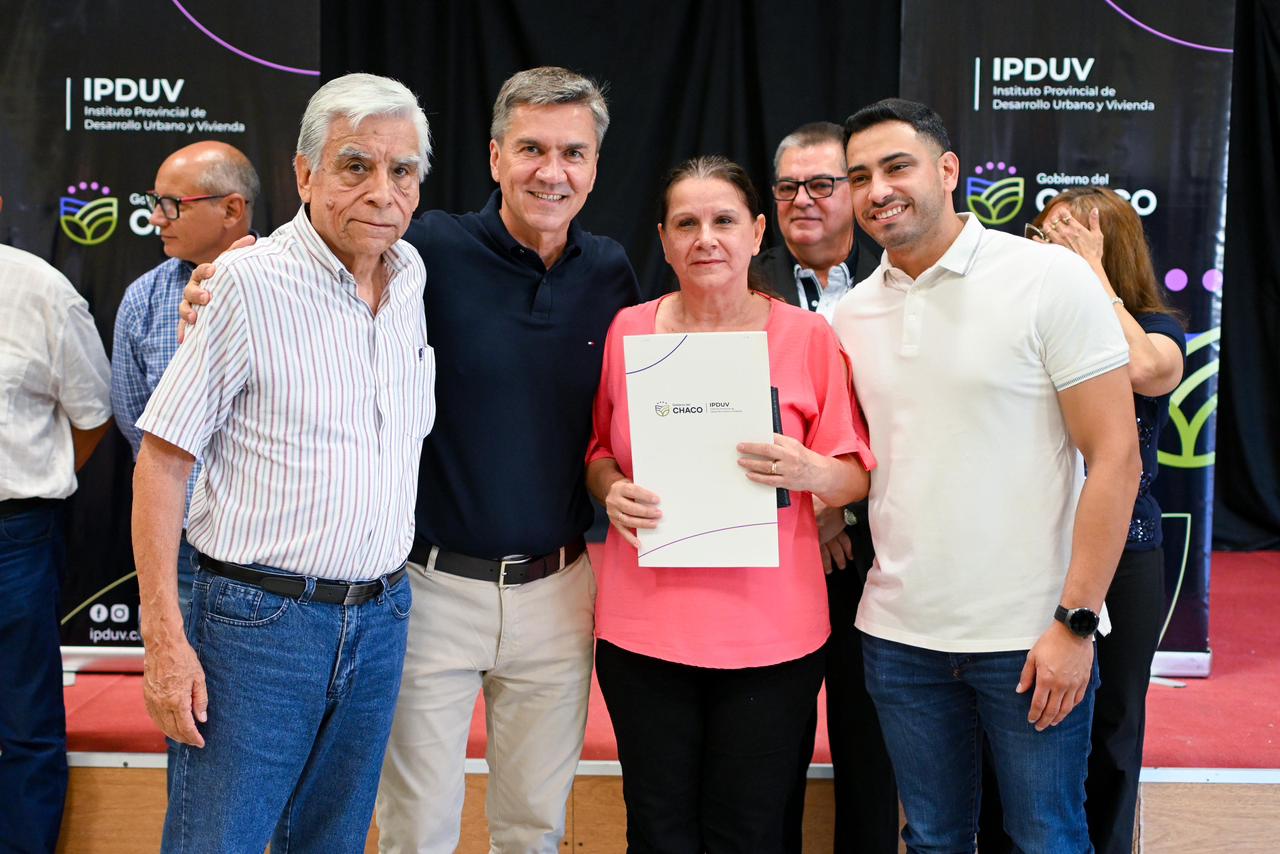 SUE&Ntilde;O COMPLETO EN VILLA &Aacute;NGELA: ZDERO ENTREG&Oacute; T&Iacute;TULOS DE PROPIEDAD A FAMILIAS QUE ESPERARON POR D&Eacute;CADAS