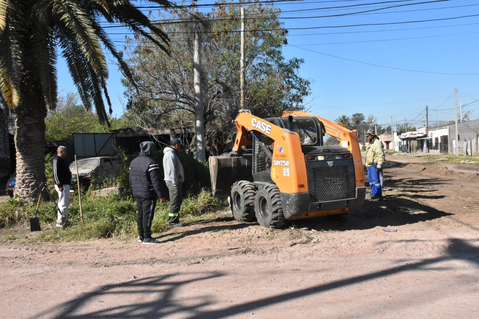 LA MUNICIPALIDAD DE VILLA ÁNGELA CONTINÚA CON LOS TRABAJOS DE PERFILADO EN EL BARRIO SUR