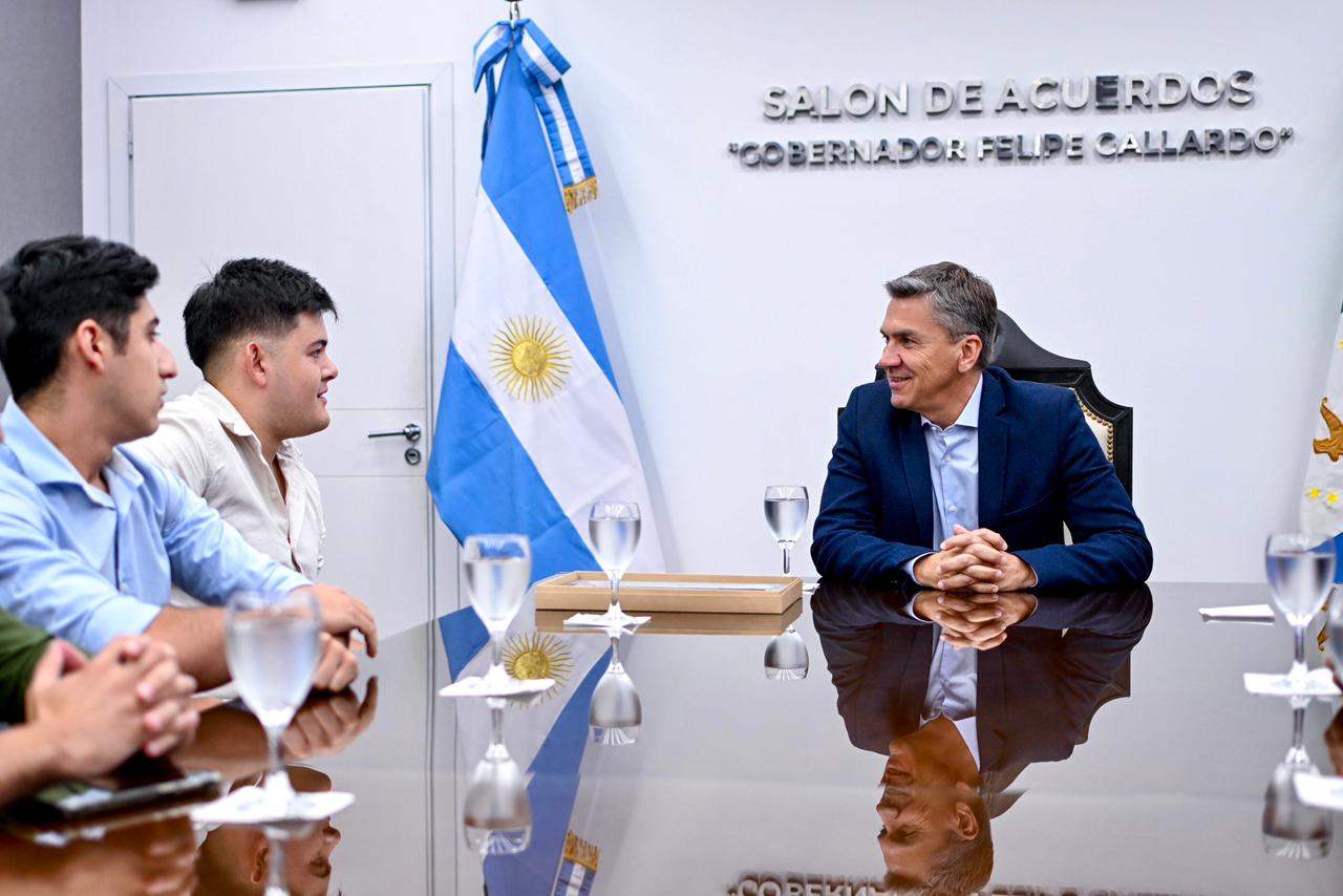 ORGULLO CHAQUE&Ntilde;O: EL GOBERNADOR ZDERO RECIBI&Oacute; AL GRUPO TRINAR, TRAS SU DESTACADA ACTUACI&Oacute;N EN COSQU&Iacute;N