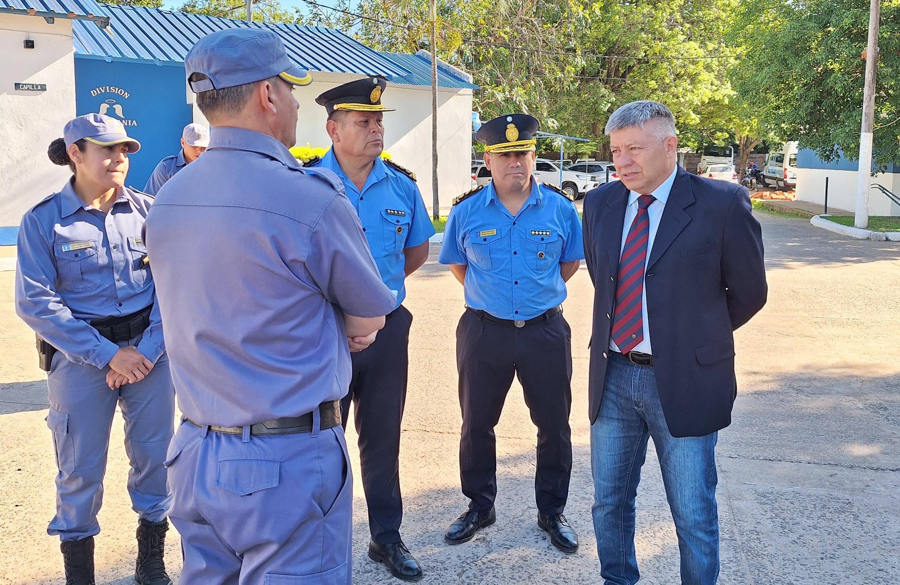 ESCUELA DE POLICÍA: ENTREGA DE PUPITRES, SILLAS Y MESAS PARA EL ALUMNADO