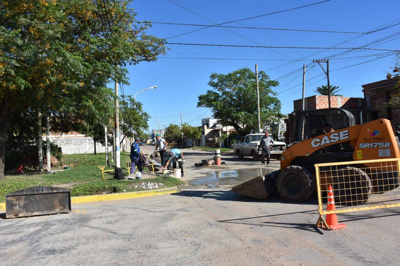 EL MUNICIPIO DE VILLA ÁNGELA REALIZA TAREAS DE BACHEO EN CALLE MATHURIN CON PERSONAL Y RECURSOS PROPIOS
