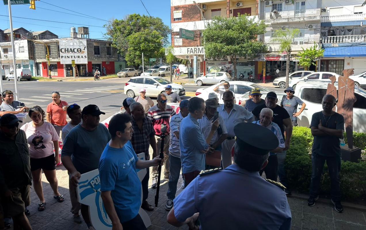 *RESISTENCIA: FRACAS&Oacute; LA CONVOCATORIA POLICIAL FRENTE A JEFATURA*