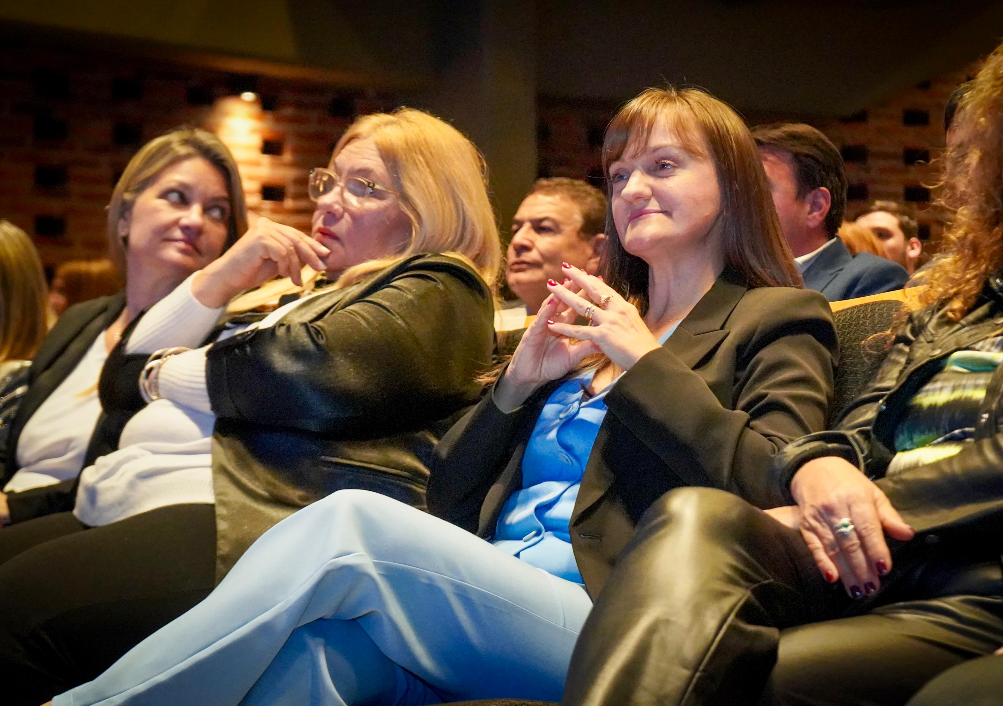 *LA VICEGOBERNADORA SCHNEIDER ACOMPAÑÓ LA ENTREGA DE DIPLOMAS A LOS NUEVOS LEGISLADORES PROVINCIALES
