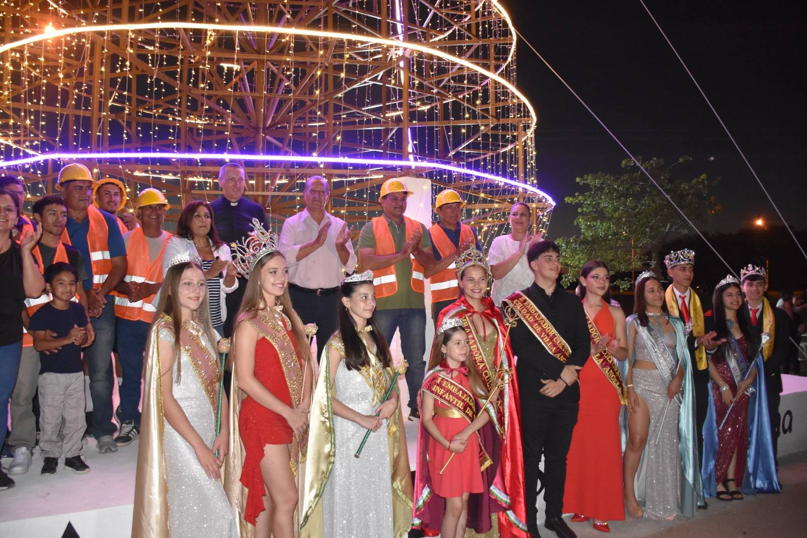 VILLA ÁNGELA ENCENDIÓ SU ÁRBOL DE NAVIDAD EN EL ACCESO NORTE