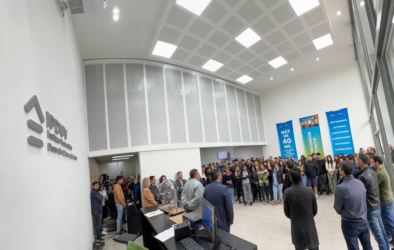 Arévalo inauguró las refacciones y el nuevo acceso principal de la sede del IPDUV