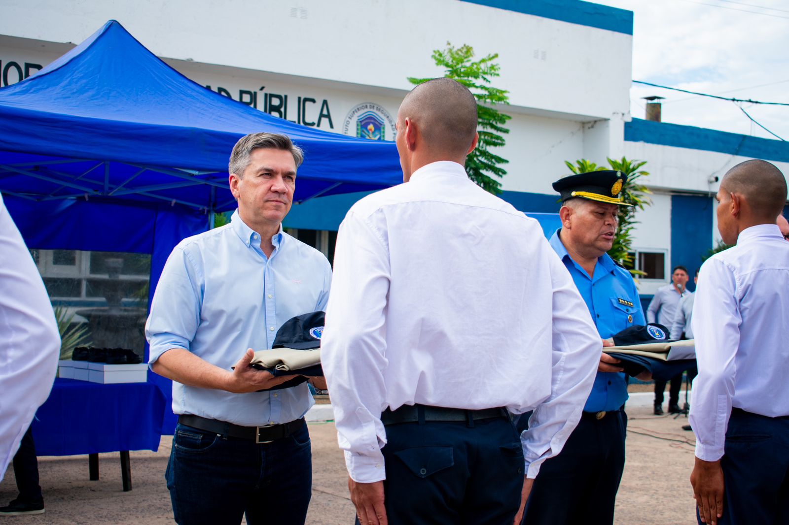 EL GOBERNADOR ZDERO ENTREGÓ UNIFORMES A ALUMNOS DE LA ESCUELA DE POLICÍA Y RATIFICÓ EL COMPROMISO CON LA SEGURIDAD PÚBLICA