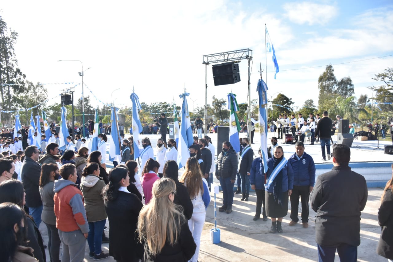 VILLA ANGELA : MÁS DE 400 ALUMNOS PROMETIERON LEALTAD A LA BANDERA ARGENTINA EN LA PLAZA 20 DE JUNIO