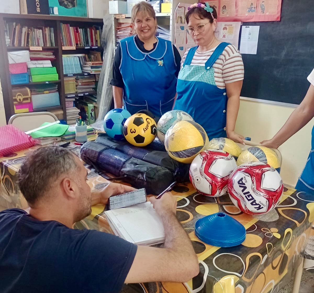 CHARADAI: EL INSTITUTO DEL DEPORTE CHAQUEÑO ENTREGÓ MATERIALES AL CLUB ATLÉTICO LOCAL Y AL JARDÍN DE INFANTES N° 135