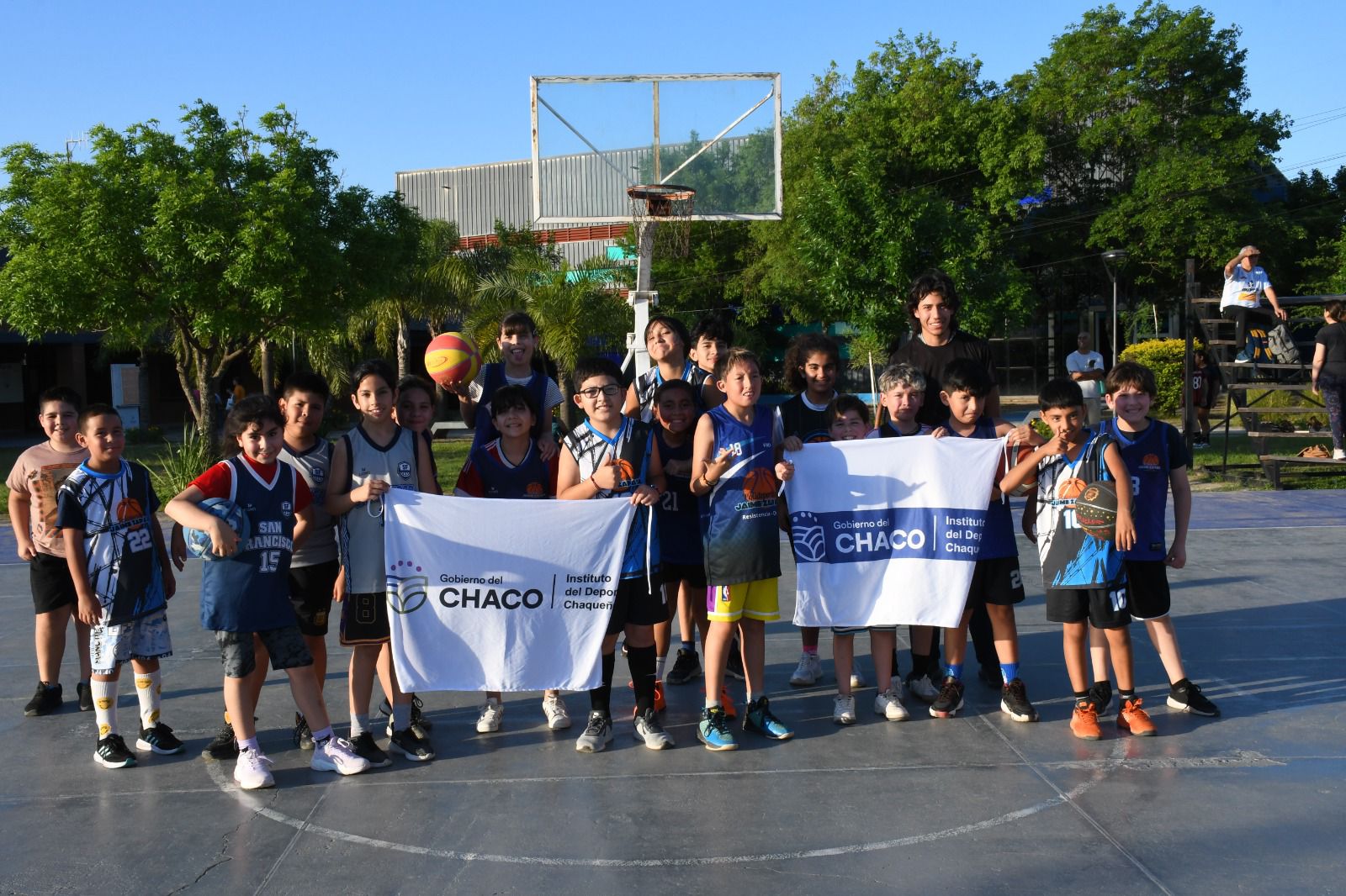 EL INSTITUTO DEL DEPORTE CHAQUEÑO INVITA A SUMARSE A LAS CLASES GRATUITAS DE BÁSQUET EN EL POLIDEPORTIVO JAIME ZAPATA