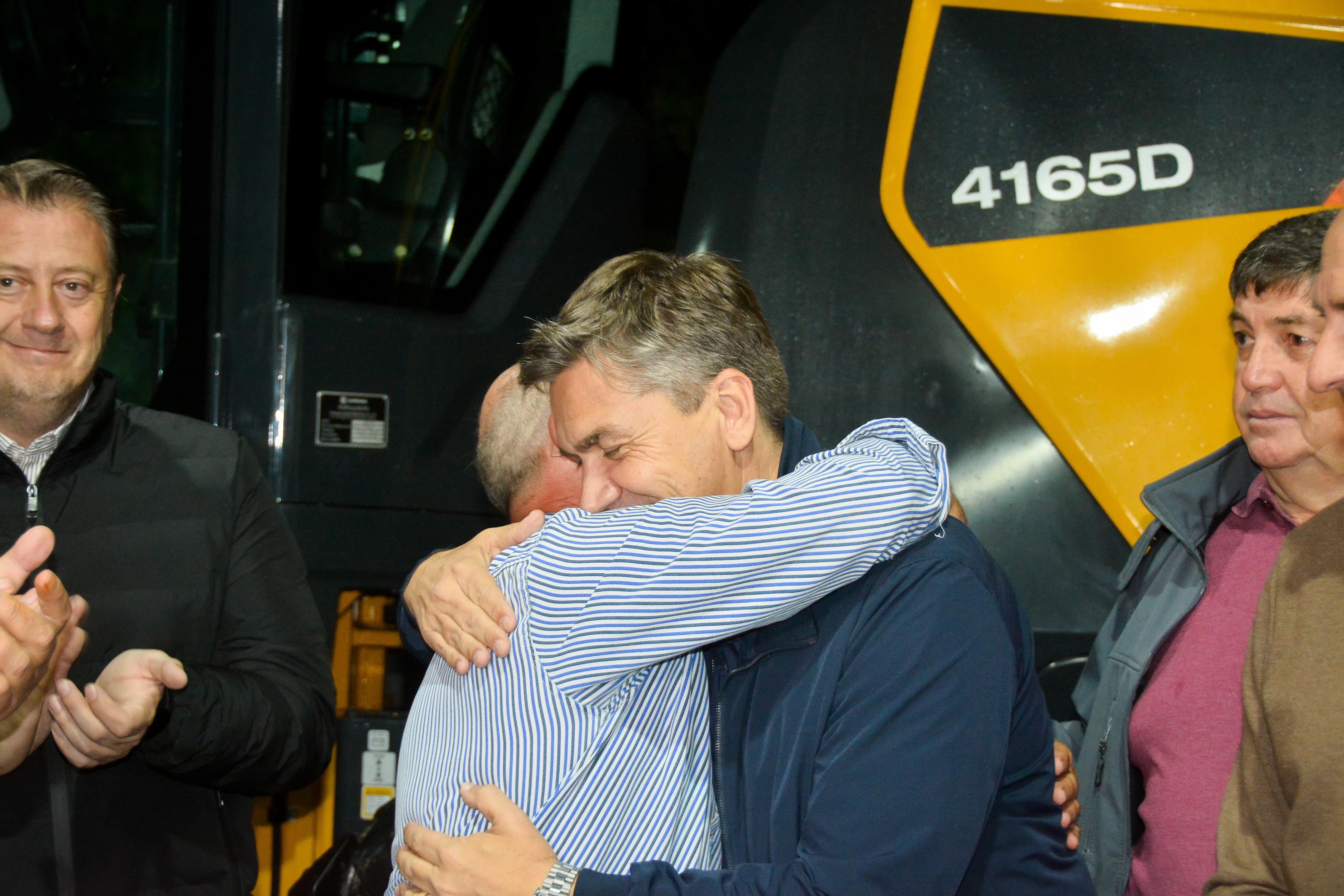 IMPULSO PARA EL SECTOR RURAL: EL GOBERNADOR ZDERO ENTREGÓ MAQUINARIA AL CONSORCIO N°10 DE MESÓN DE FIERRO