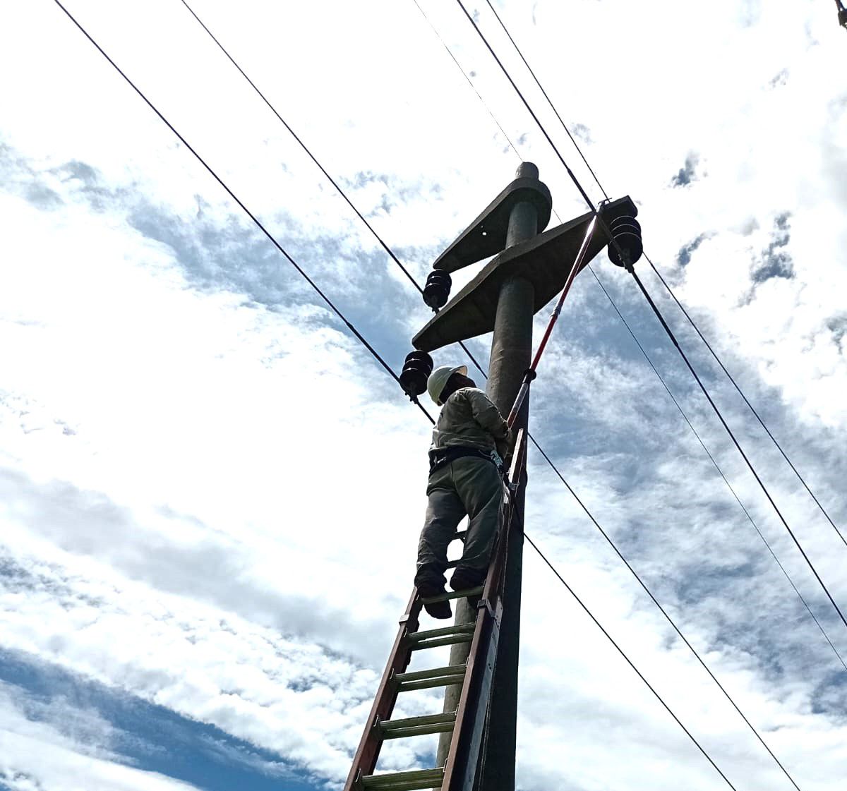 *INTENSO TRABAJO DE SECHEEP PARA RESTABLECER EL SERVICIO ELÉCTRICO AFECTADO POR LA TORMENTA*